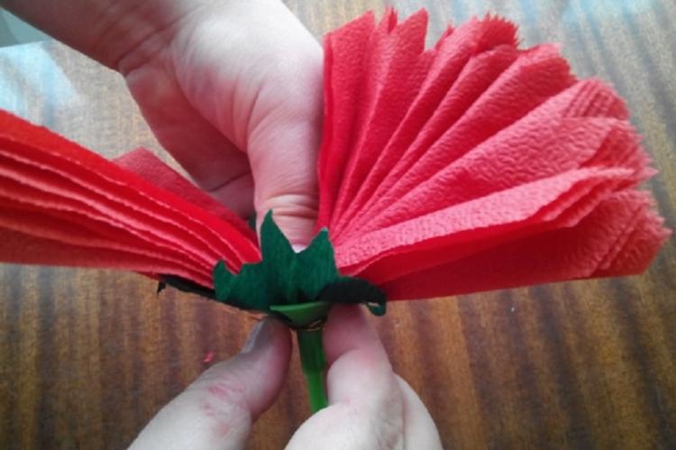 Гвоздика — цветы из салфеток своими руками