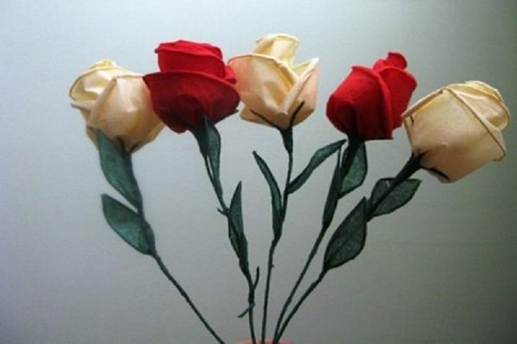 Красная цветущая роза — Цветы из салфеток своими руками