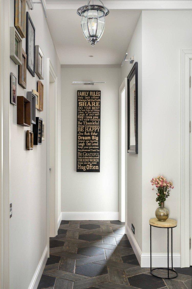 Светлый коридор в квартире - фото