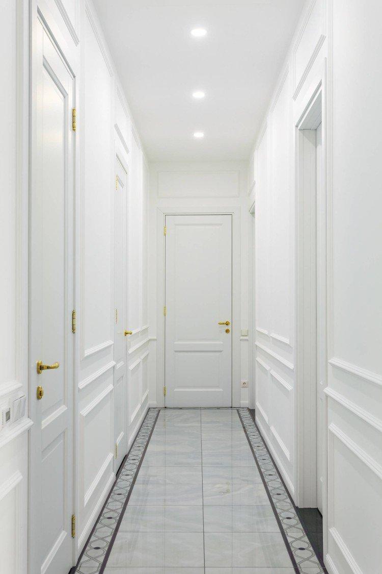 Светлый коридор в квартире - фото