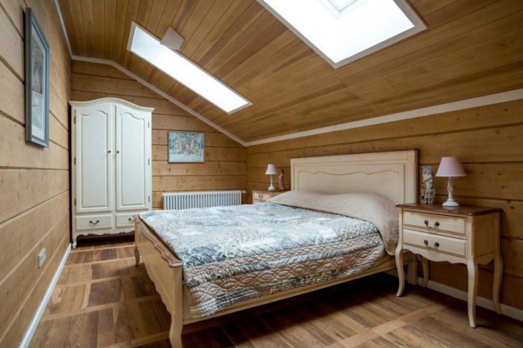 Дизайн спальни на мансардном этаже в частном доме