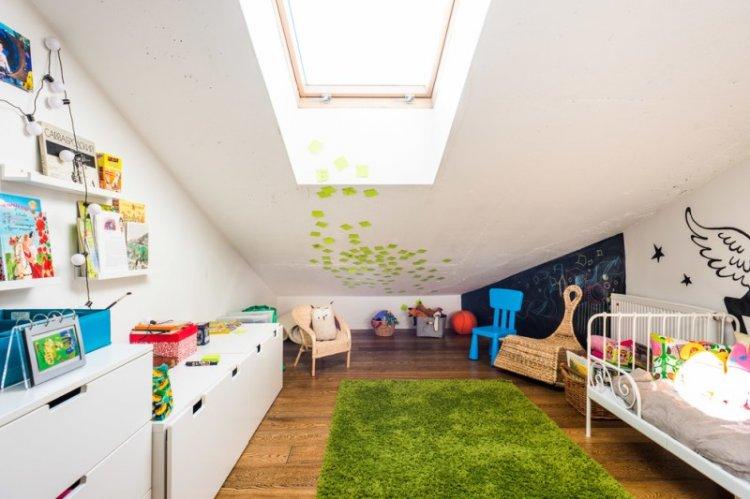 Дизайн детской комнаты в мансарде - фото