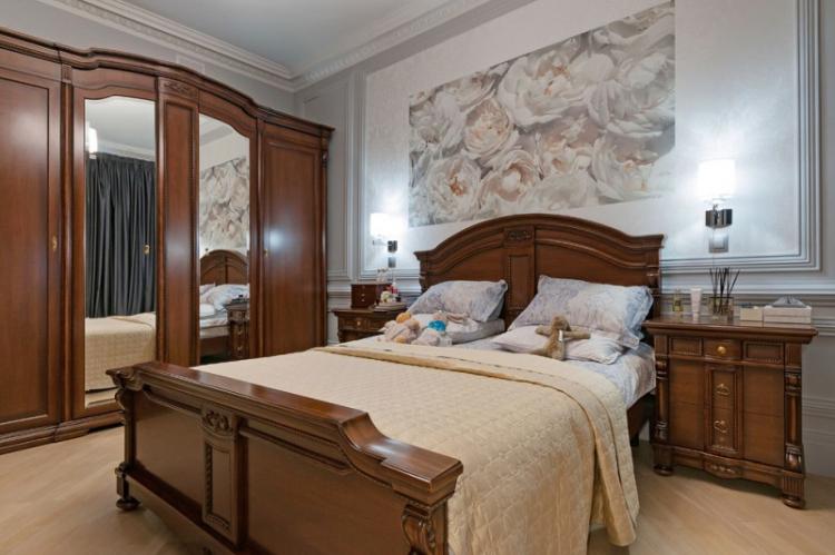 Коричневая спальня в классическом стиле - Дизайн интерьера