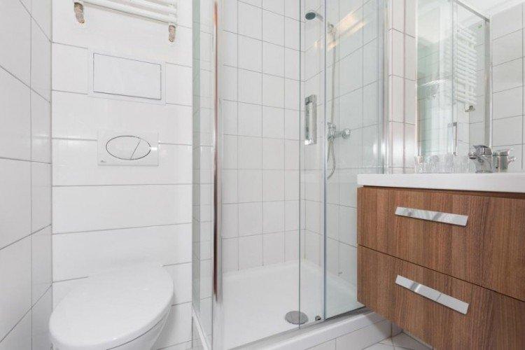 Узкая ванная в скандинавском стиле - Дизайн интерьера