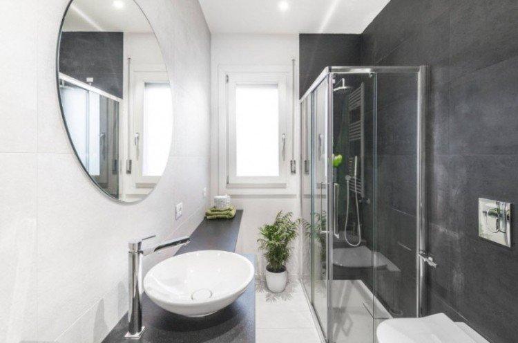 Дизайн потолка - Дизайн узкой ванной комнаты