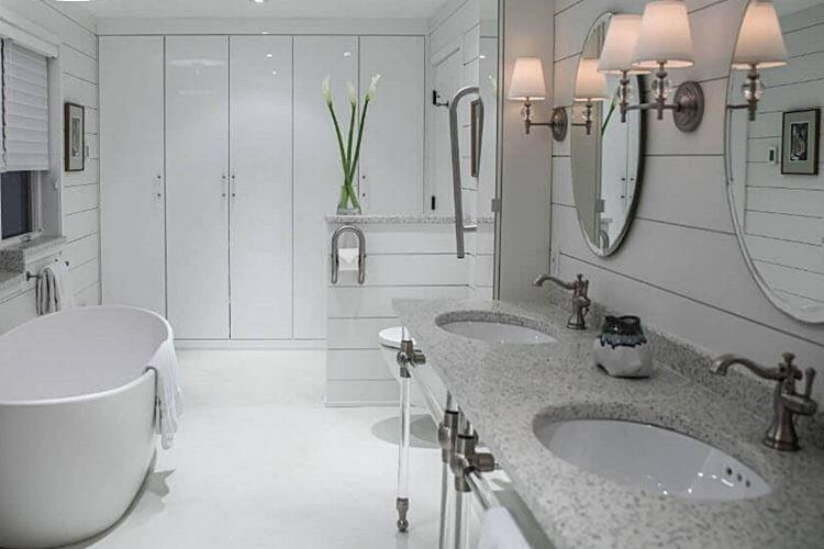 Дизайн белой ванной комнаты 2021