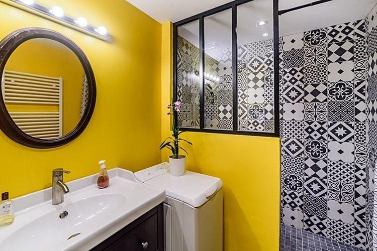 Дизайн желтой ванной комнаты 2021