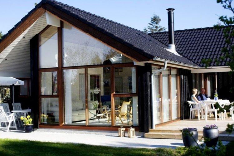 Дом в скандинавском стиле с крыльцом или террасой - проекты и фото