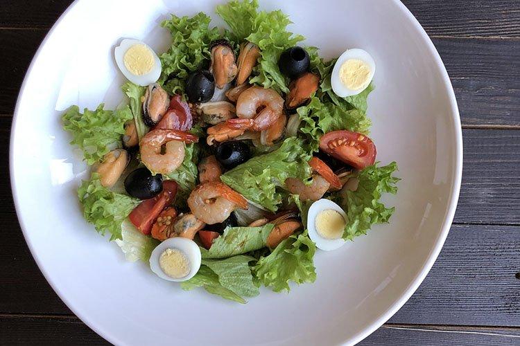 Легкий салат из морепродуктов «Магия»