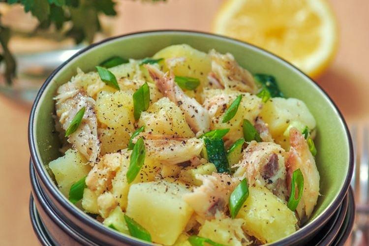 Картофельный салат со скумбрией и яблоком
