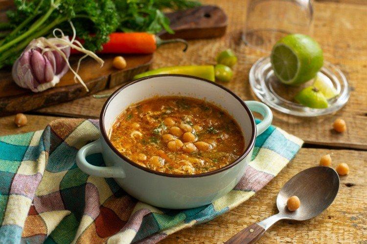 Постный суп с нутом и шпинатом