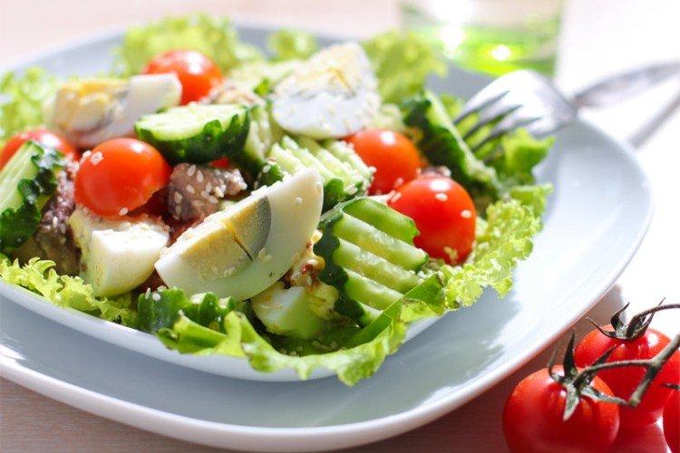 Салат с яйцами, тунцом и овощами