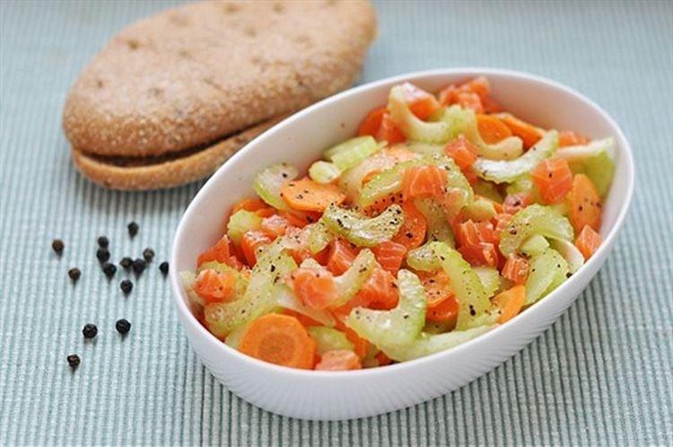 Салат из моркови и красной рыбы