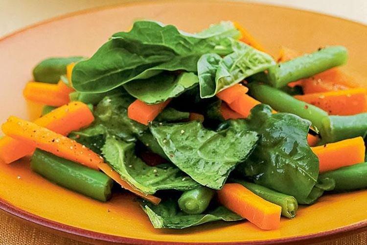 Салат с морковью и шпинатом