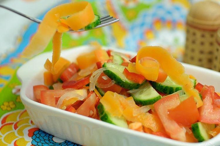 Салат из моркови с маринованным луком