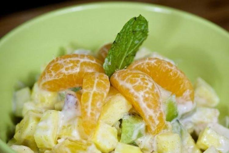 Фруктовый салат с ананасом, мятой и корицей