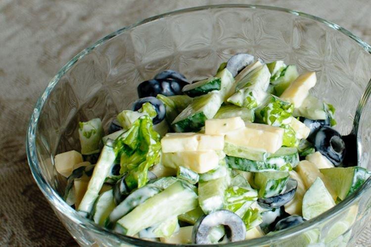 Салат с сыром и маслинами