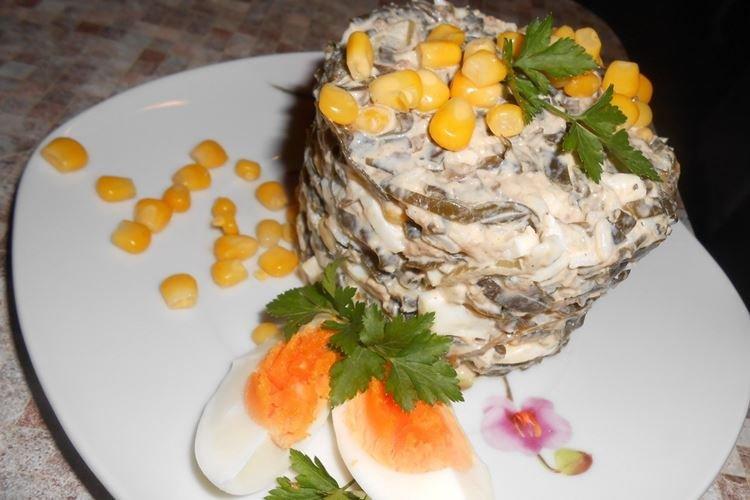 Салат с рыбными консервами и морской капустой