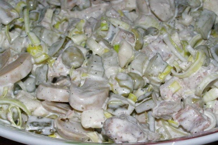 Салат с маринованными грибами и луком-пореем