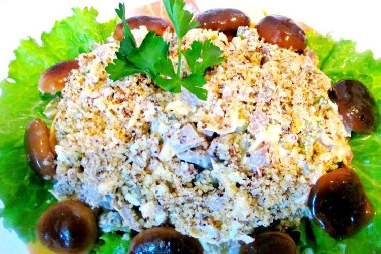 Салат с маринованными грибами и орехами