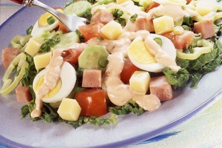 Салат с колбасой, яйцами и плавленым сыром