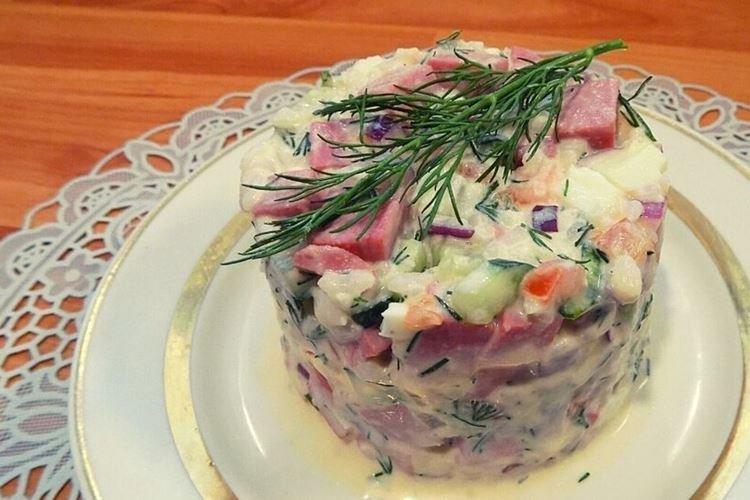 Салат с колбасой и рисом