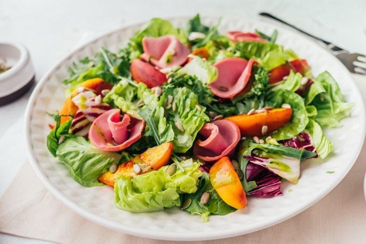 Салат с колбасой и нектарином