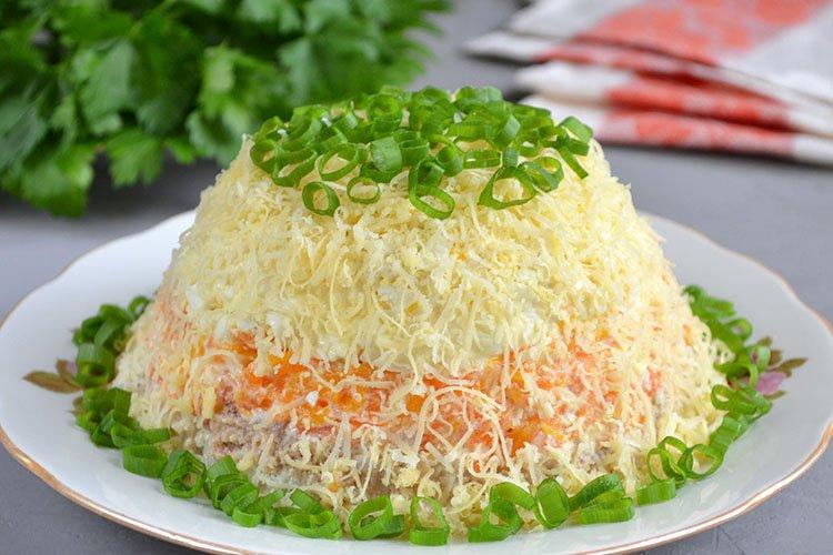Крабовый салат с рисом и томатами