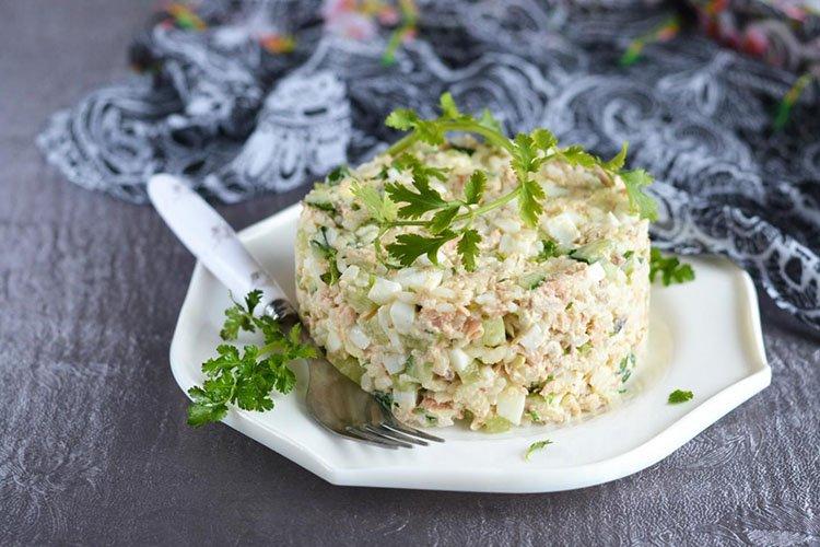 Рыбный салат с рисом и горбушей