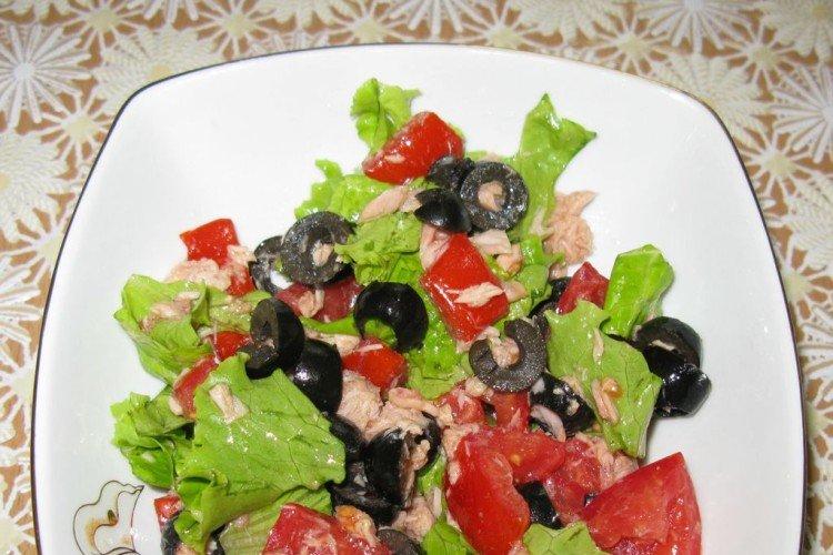 Рыбный салат с тунцом и вялеными томатами