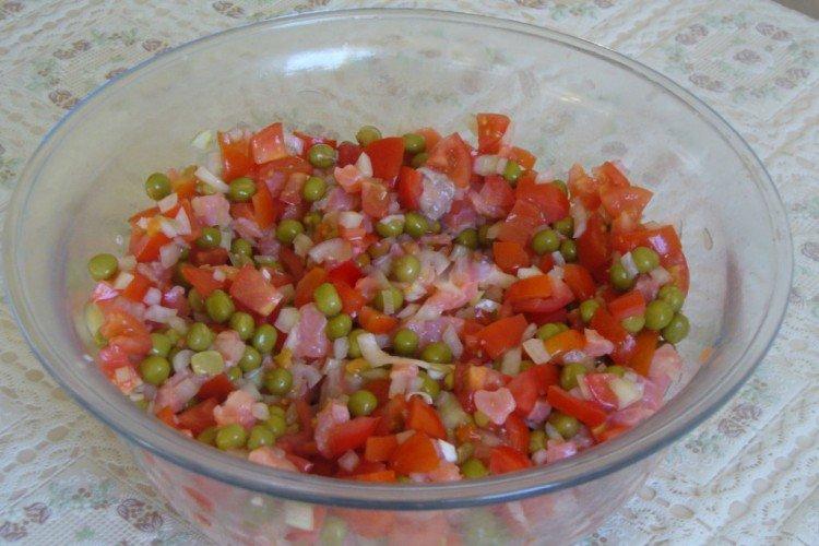 Салат с красной рыбой и зеленым горошком