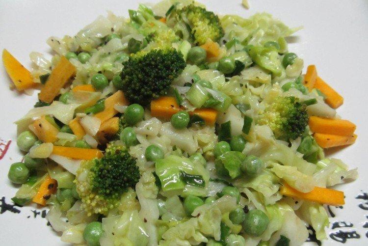 Овощной салат с зеленым горошком