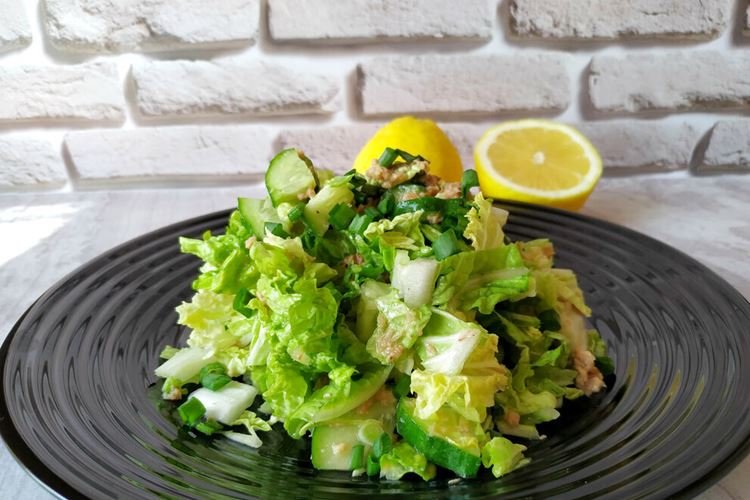 Зеленый салат с тунцом