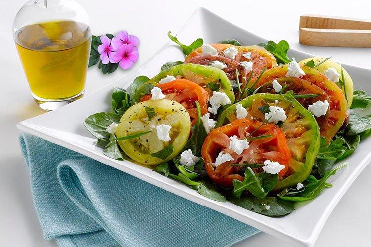 Салат из красного лука и помидоров и 20 простых и вкусных салатов из помидоров на зиму