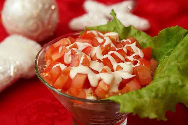Овощной салат из помидоров с чесноком