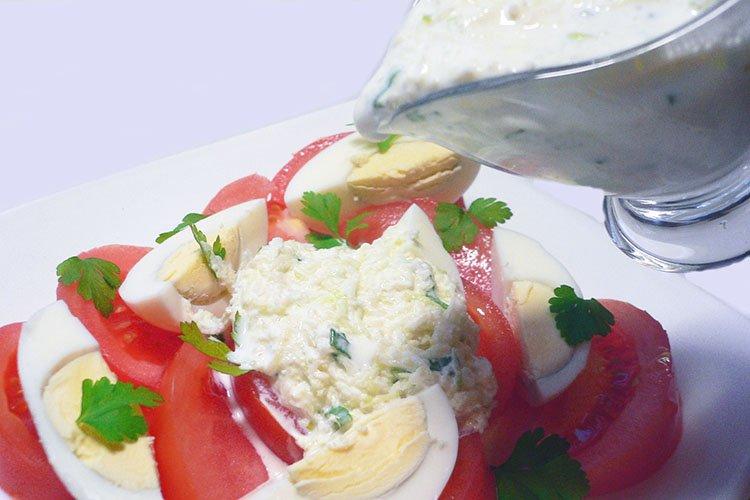 Салат с помидорами под соусом из редьки