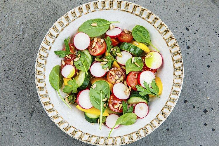 Весенний салат со шпинатом и редиской