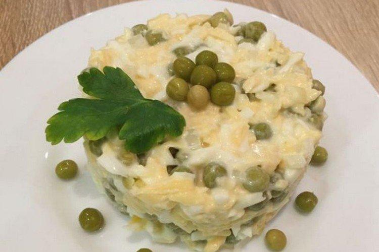 Салат с яйцами, сыром и горошком