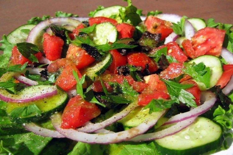 Свежий овощной салат с соевым соусом