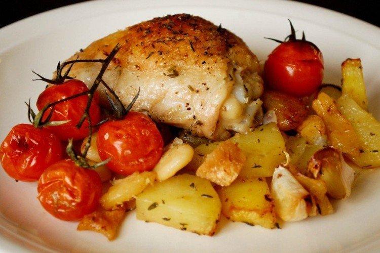 Курица с картошкой и помидорами в кефире