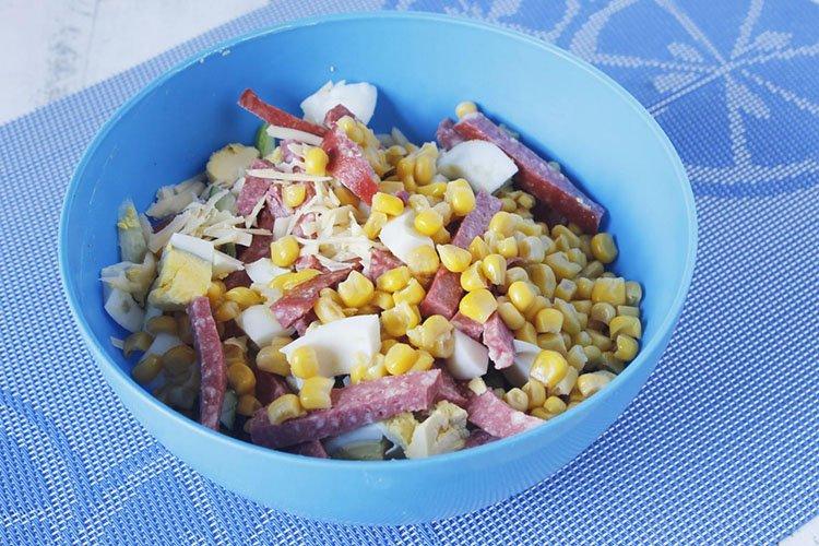 Быстрый салат с колбасой, сухариками и кукурузой