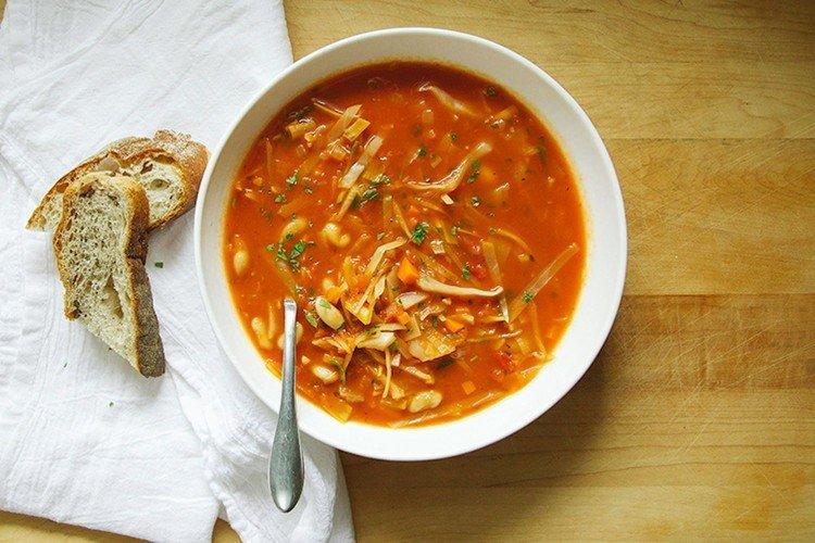 Капустный суп с фасолью и сельдереем