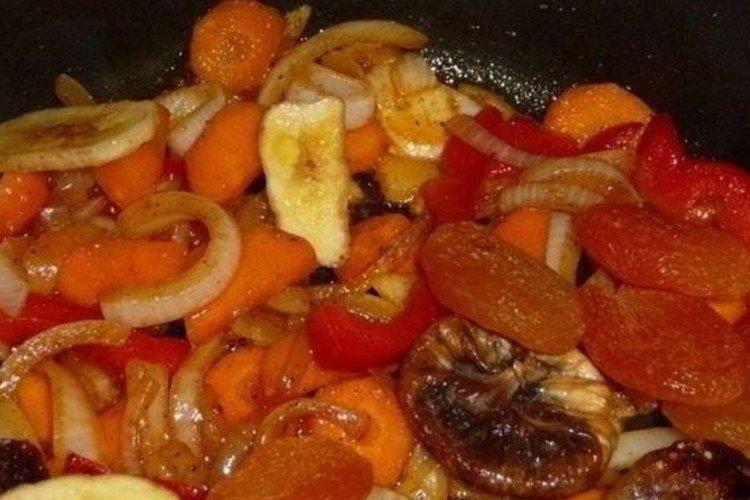 Тушеные овощи с сухофруктами