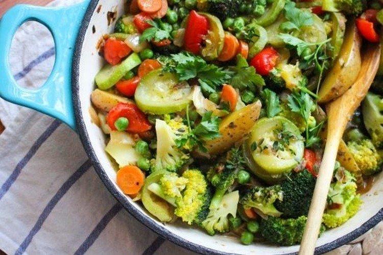 Тушеные овощи с брокколи