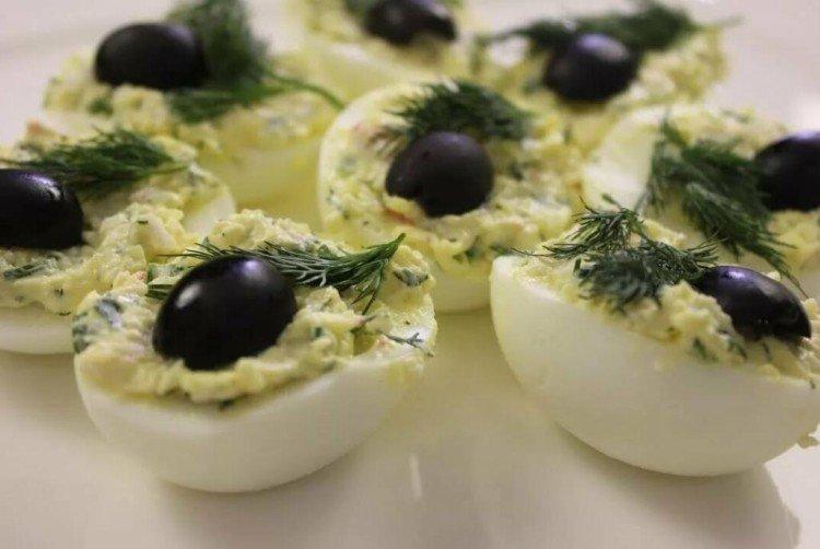 Фаршированные яйца с маслинами и оливками