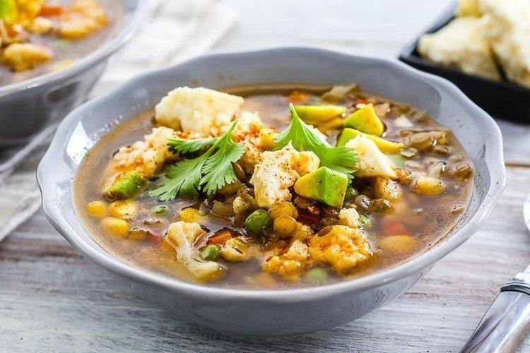 Суп из чечевицы с кукурузой и горошком