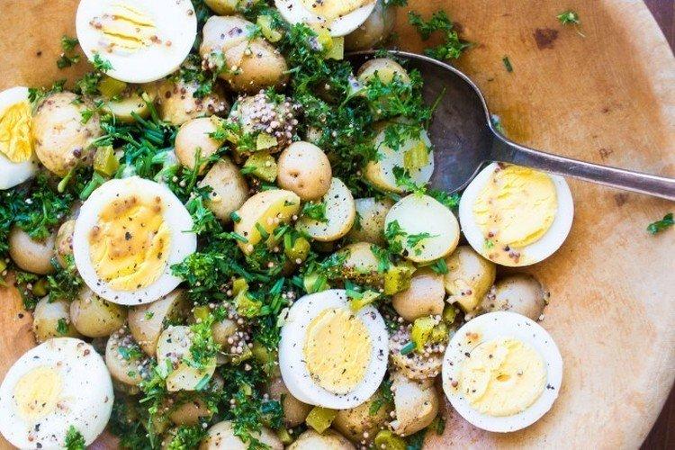 Яйца с зеленью рецепт. Молодой картофель с яичницей. Блюдо с яйцом вареным и картофель. Молодая картошка с яйцом. Салат из яиц и зеленью картошка.