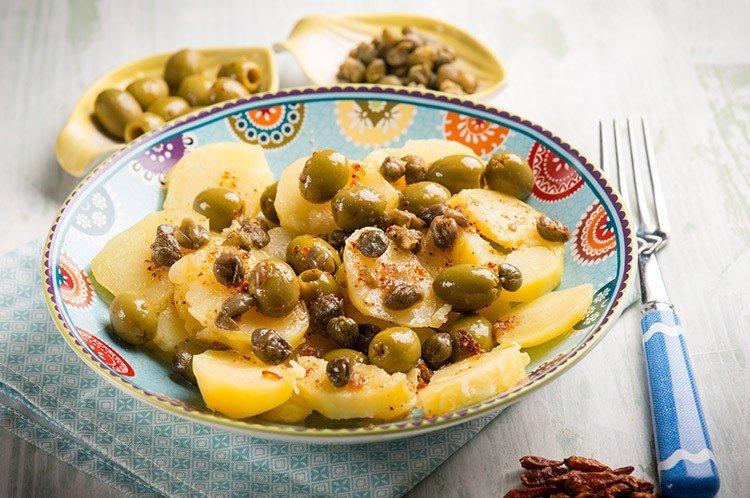 Салат из молодой картошки с маслинами и каперсами