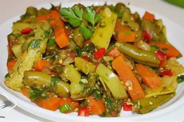 Салат из стручковой фасоли с овощами