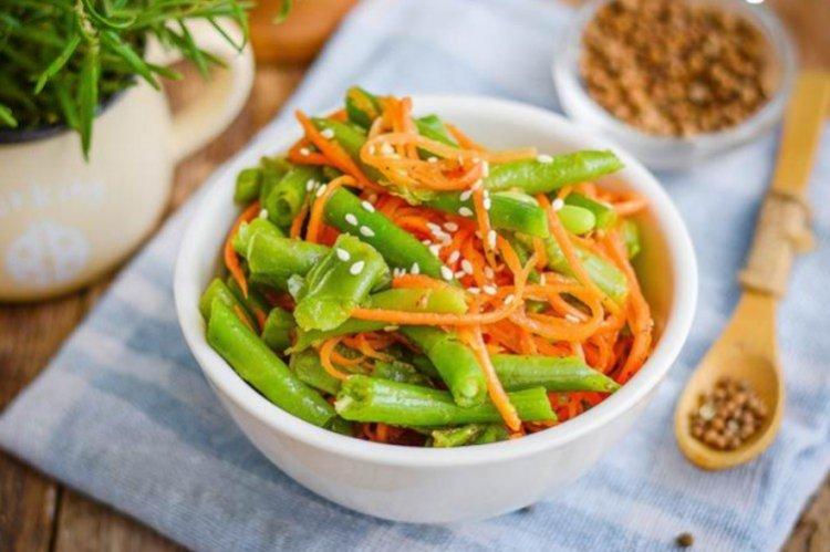Салат из стручковой фасоли и корейской моркови